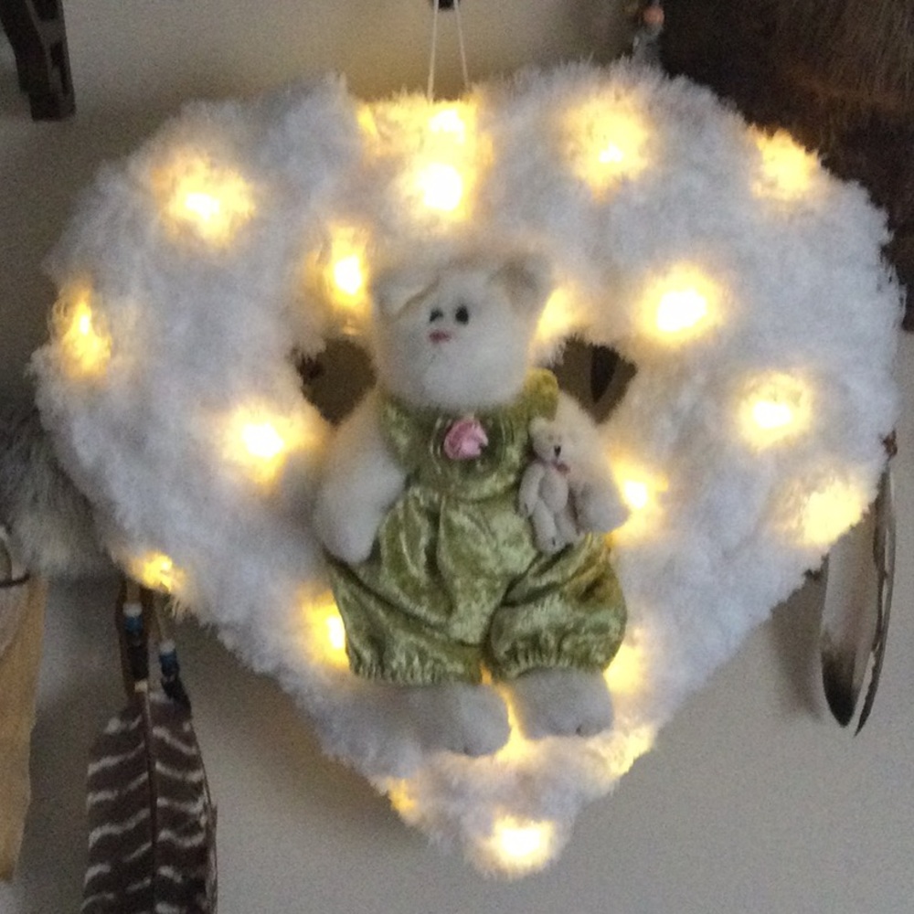 Lighted heart wall decor